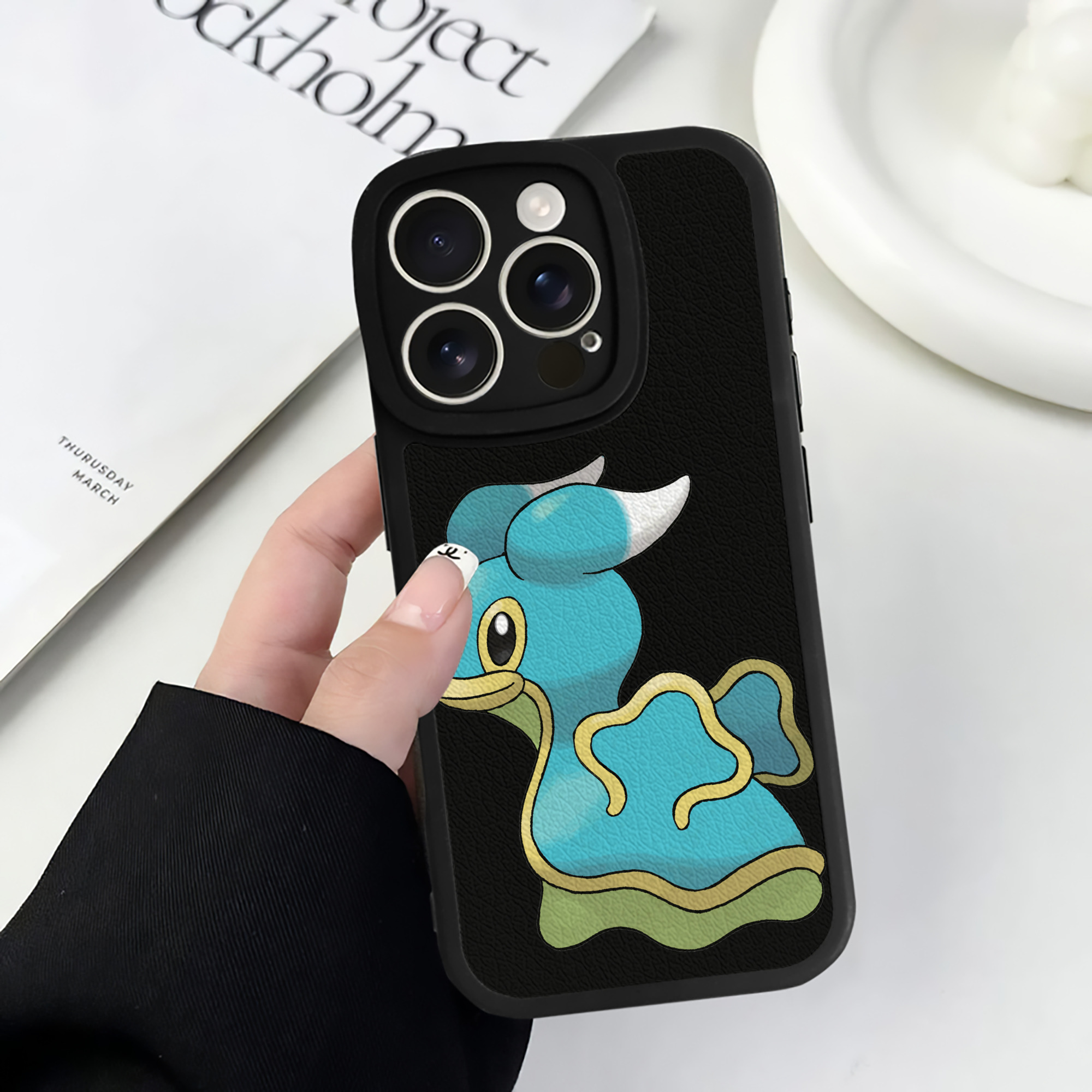 （画像用） ポケットモンスター Pokémon 【iPhone 16シリーズ対応】シリコンスマホケース（レザー調） 材質：シリコン